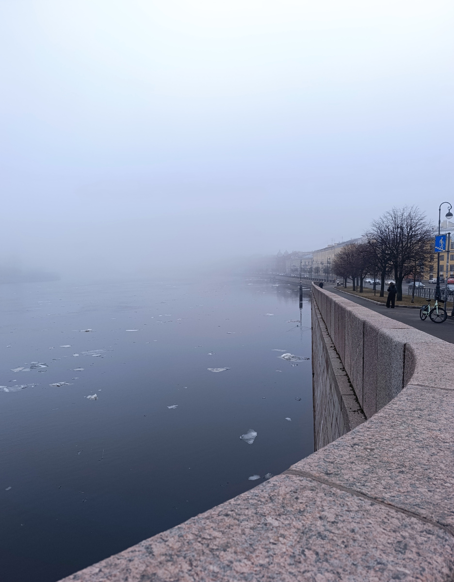 Все фото автора. 9:30 утра сегодня. Вид на набережную Макарова.