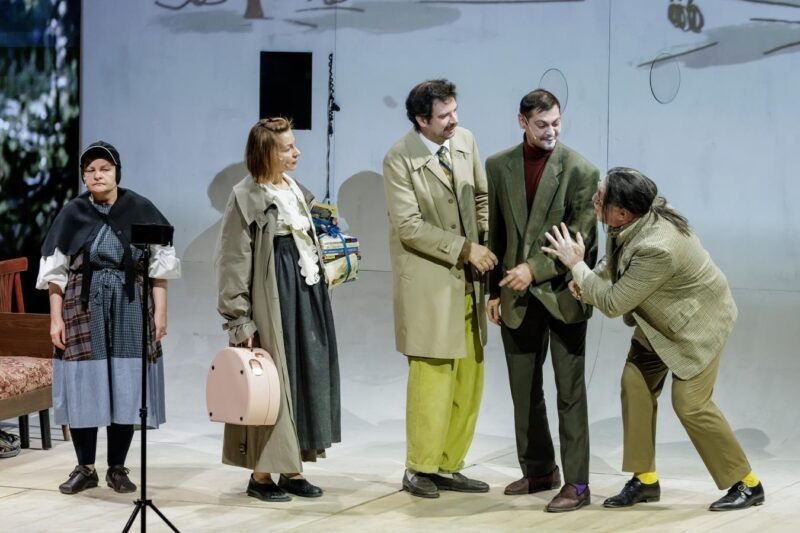 сцена из спектакля, фото с официального сайта  постановки