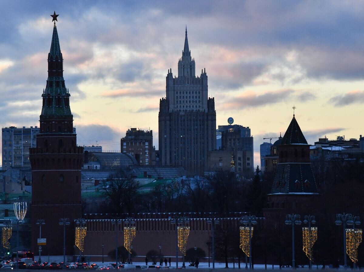    Здание Министерства иностранных дел России и Водовзводная башня Московского Кремля© РИА Новости / Наталья Селиверстова