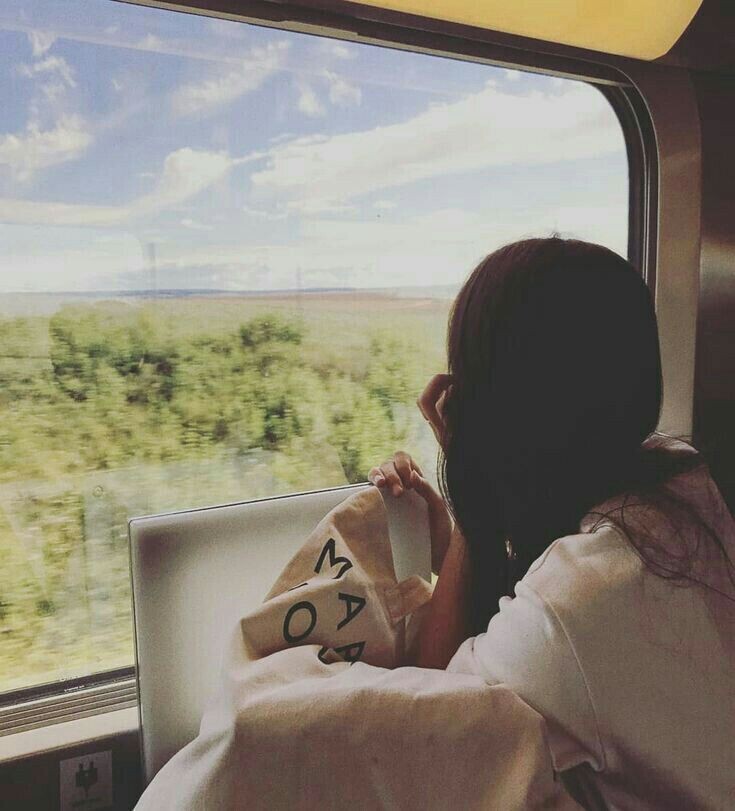 Юля отвернулась к окну (яндекс дзен) 