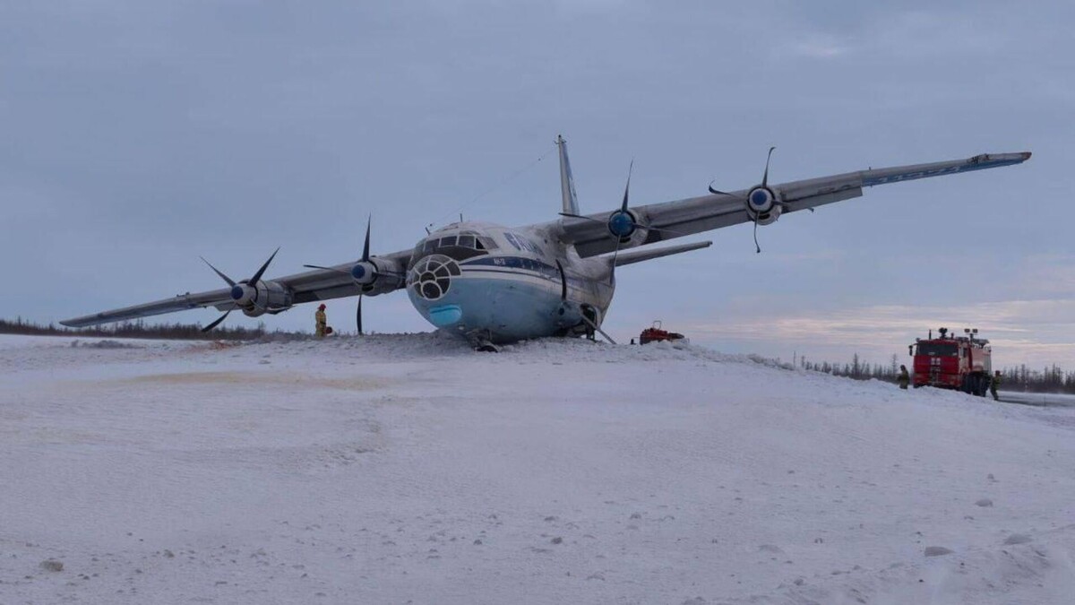 Самолёт застыл в снегу.  Повезло.  фото: картинки яндекса.