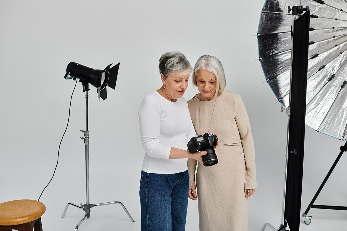 Не стесняйтесь просить помощи фотографа. Даже если в его роли выступает подруга или друг. Источник: Shutterstock📷
