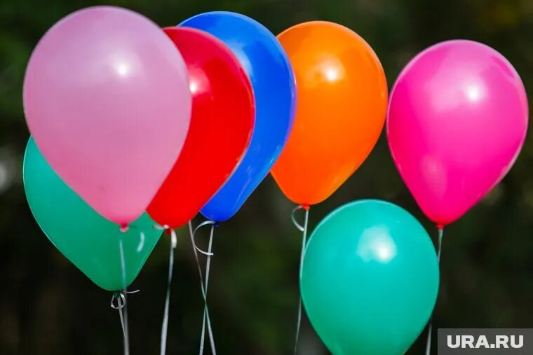 С потолка полетят 10 тысяч воздушных шариков. Фото: Александр Мамаев © URA.RU