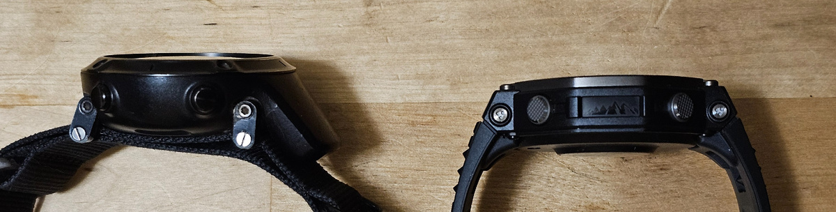 По толщине. Suunto Ambit 3 Peak слева, Amazfit T-Rex 3 справа. Обратите внимание на громоздкий толстый "хвост" спутниковой антенны у Суунто и на его отсутствие у Т-Рекса.