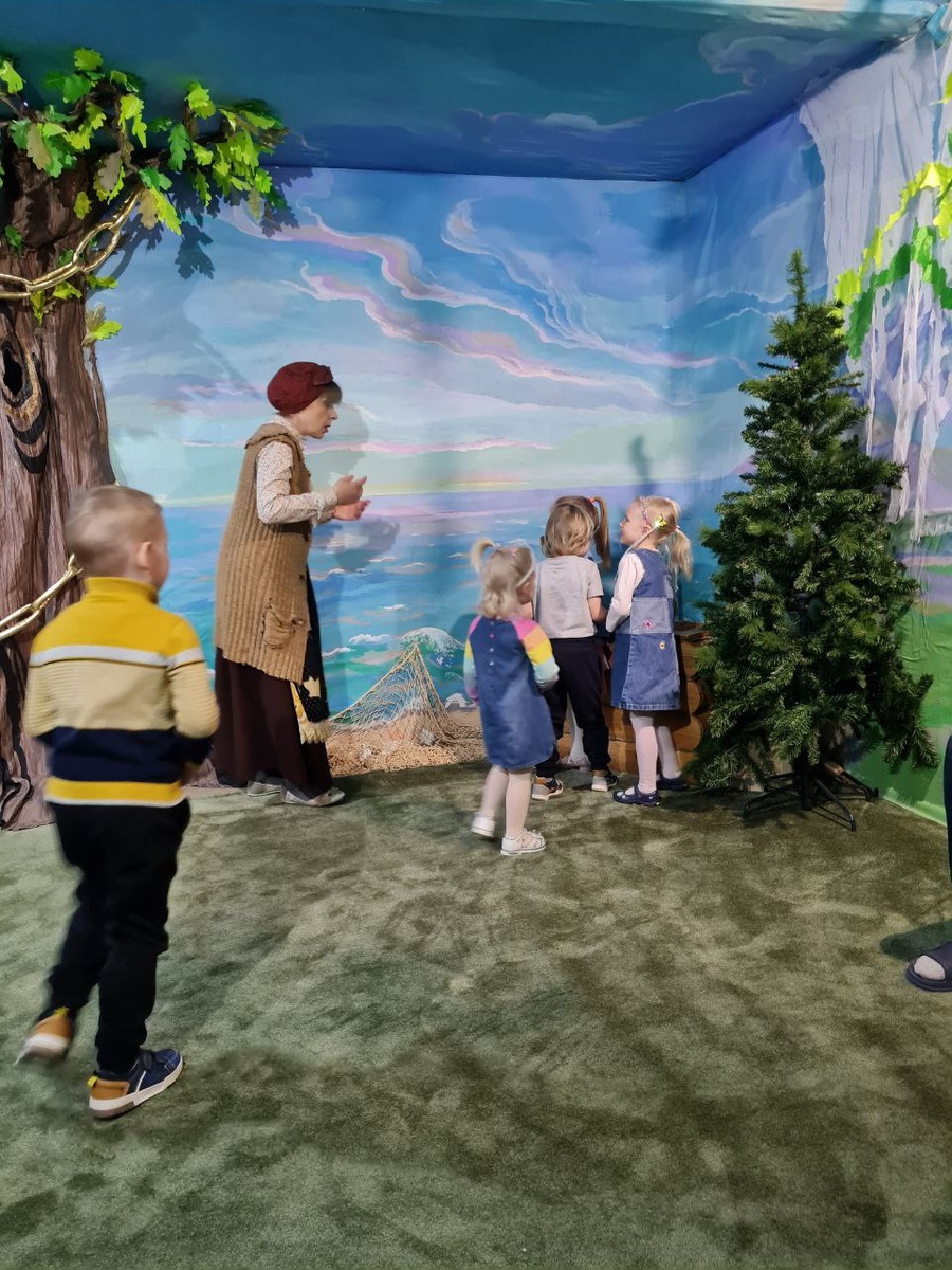 Каждая постановка содержит элементы игры и взаимодействия с детьми, благодаря чему они максимально вовлечены в процесс и чувствуют себя непосредственными участниками сказки, а время пролетает незаметно.