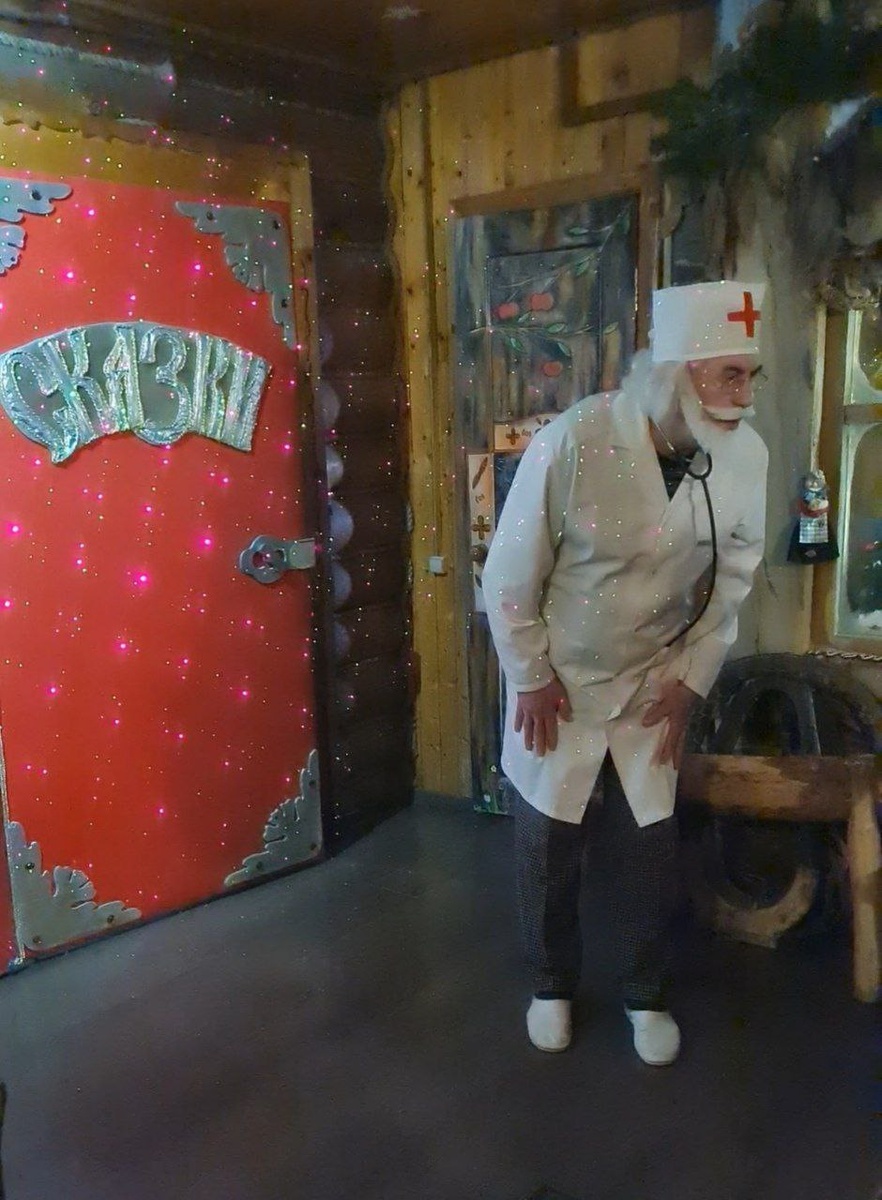 Даже входная дверь оформлена в виде книги, и детей приглашают открыть книгу и отправить по сказочное путешествие.