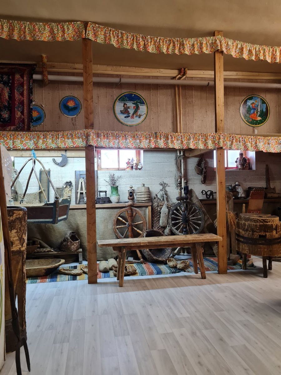 В этой комнате рассказывали о старинных русских предметах быта, а дети даже полежали на полатях))