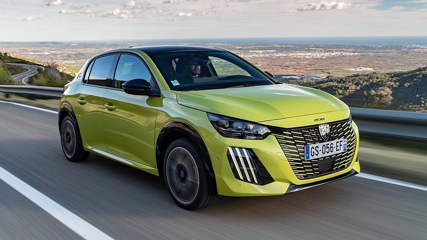    На фото: актуальный хэтчбек Peugeot E-208 GT