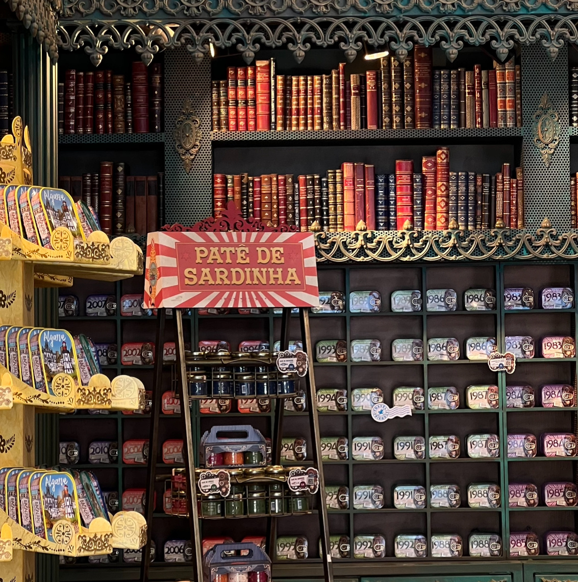 банки с сардинами продаются повсюду