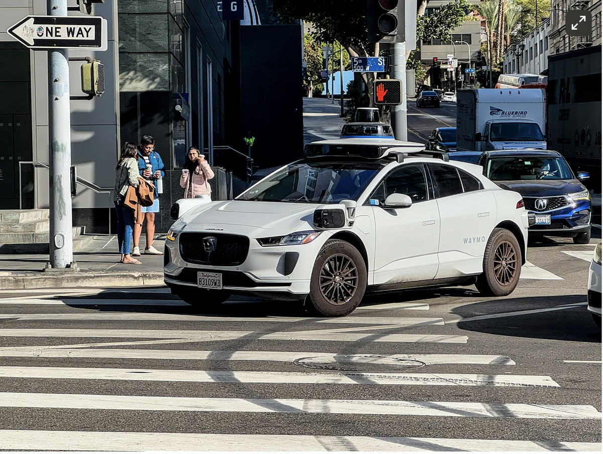 Машина Waymo в Лос-Анджелесе. Источник: https://translate.yandex.ru/?source_lang=en&target_lang=ru&text=A%20Waymo%20car%20in%20Los%20Angeles.