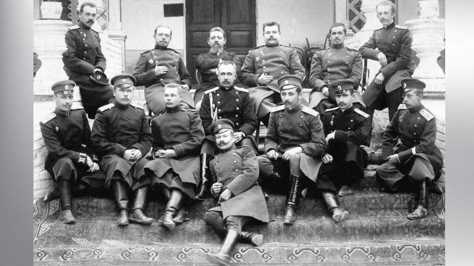    С группой сослуживцев по Туркестанскому военному округу..