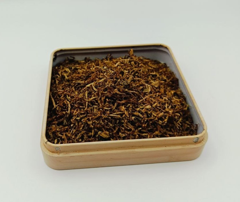 Табак на развес, который лежит в жестяной крышке