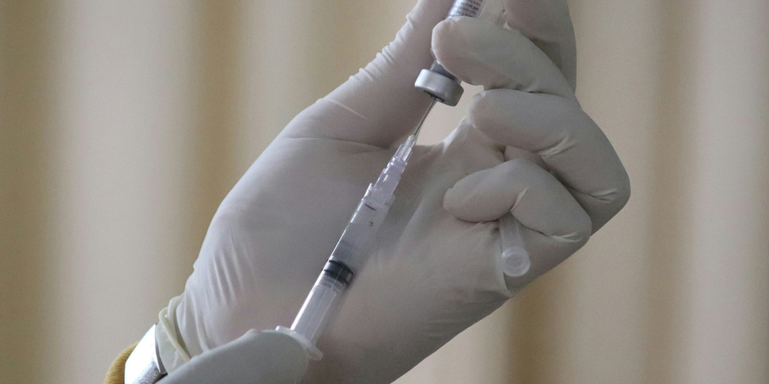 Миокарды, тромбозы, параличи, бесплодие: ученые изучили последствия прививок от COVID-19 у 99 млн человек.