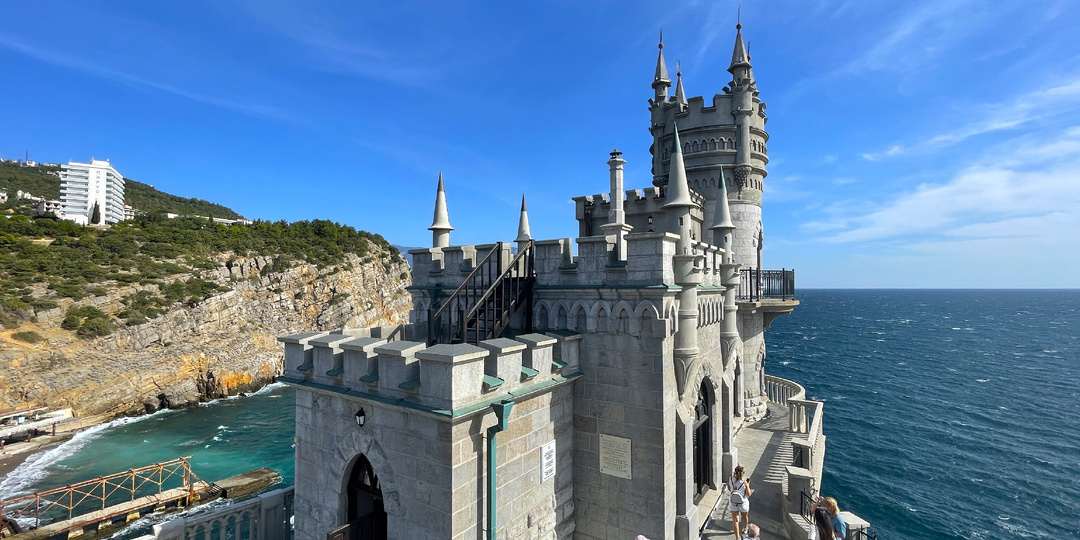 Ласточкино гнездо в Крыму. Замок на обрыве. Романтика, «Десять негритят» и ветер сдувающий с ног