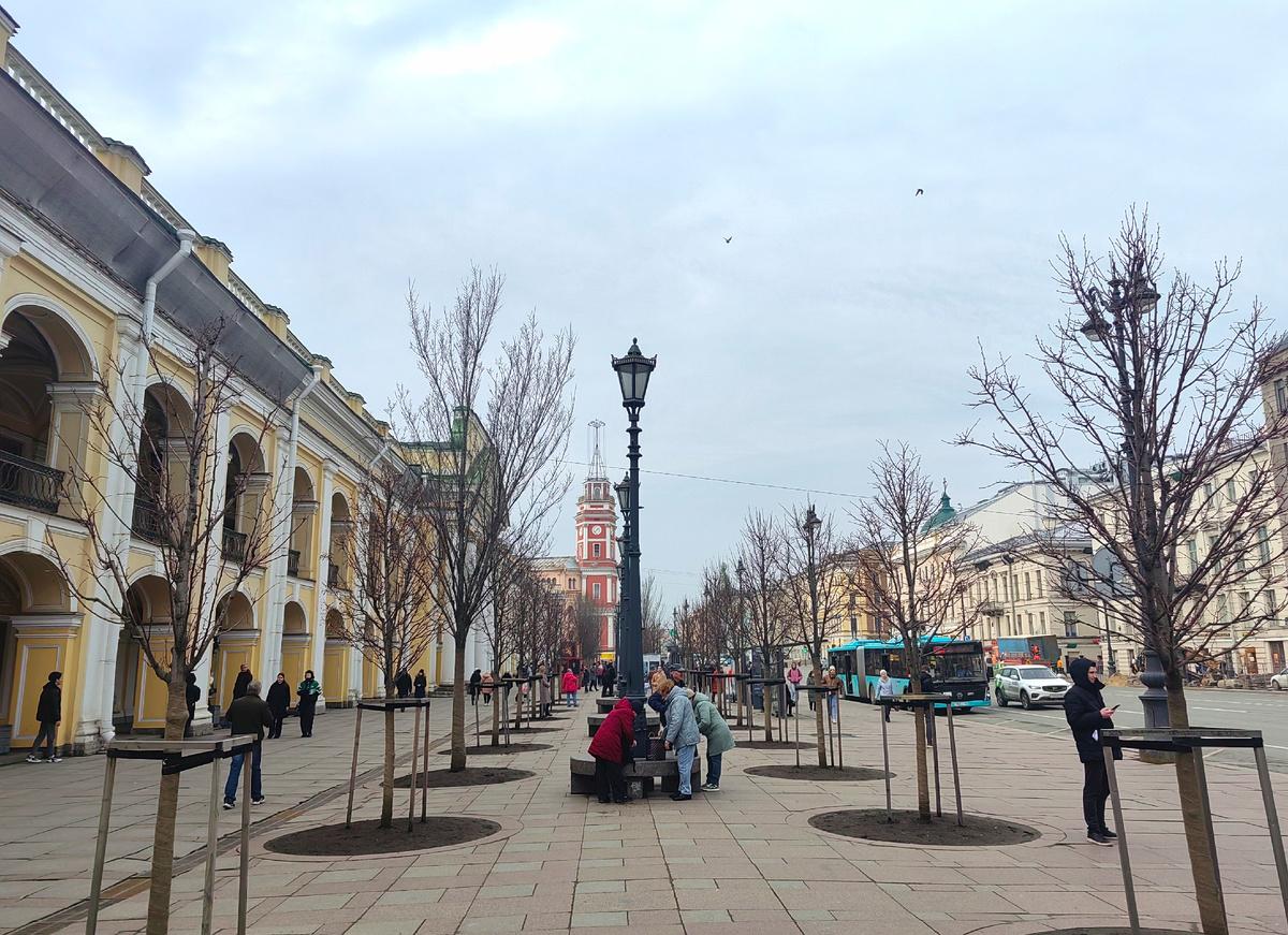 У Гостиного двора на Невском проспекте