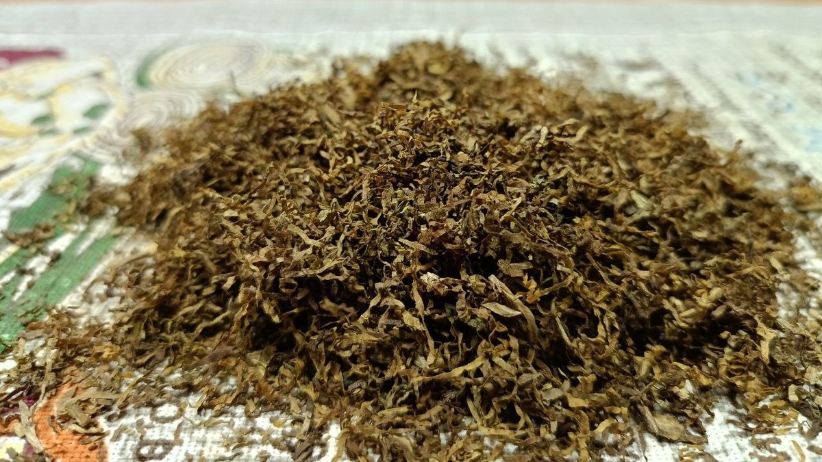 Развесной табак, который лежит на ткани