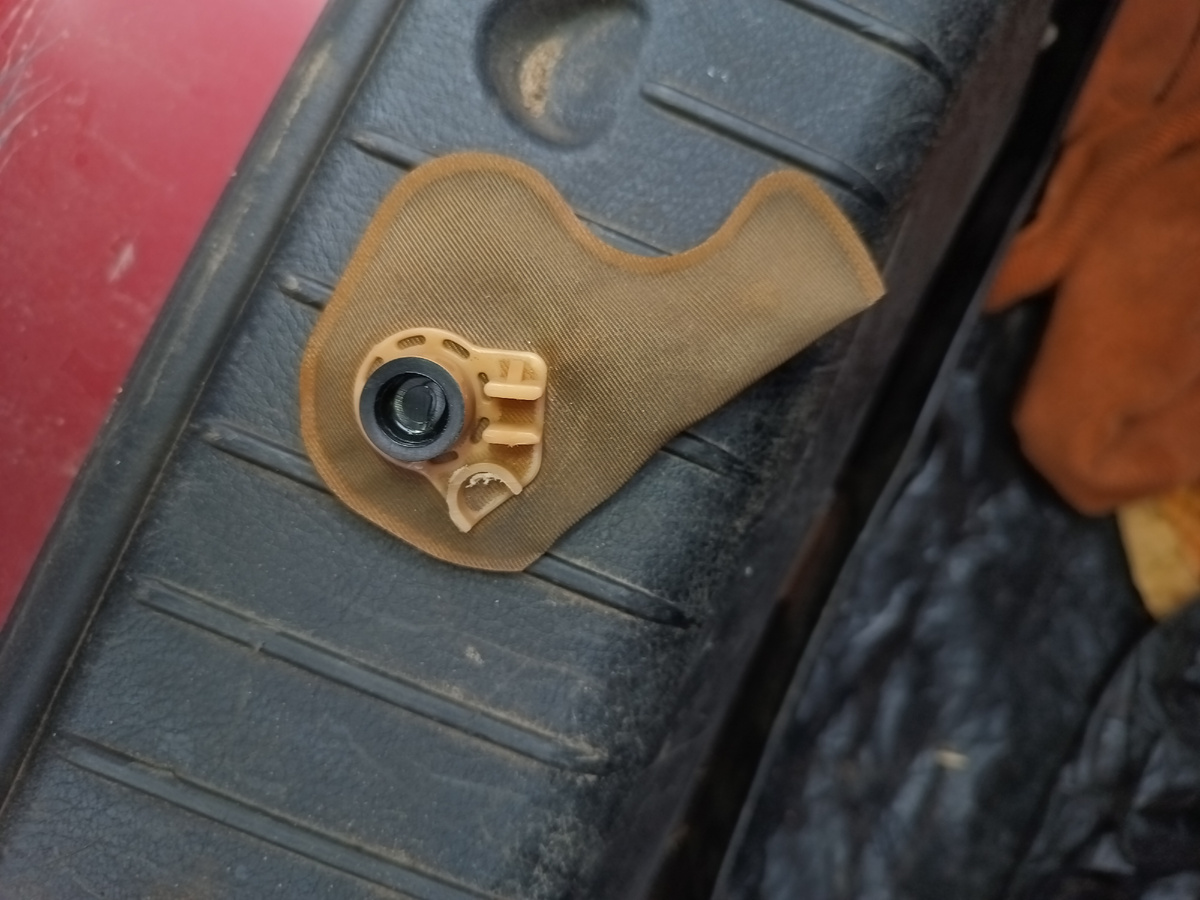 Топливный фильтр , который стоит внутри топливной станции.