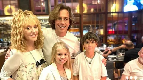 Алла Пугачева, Максим Галкин с детьми Лизой и Гарри.