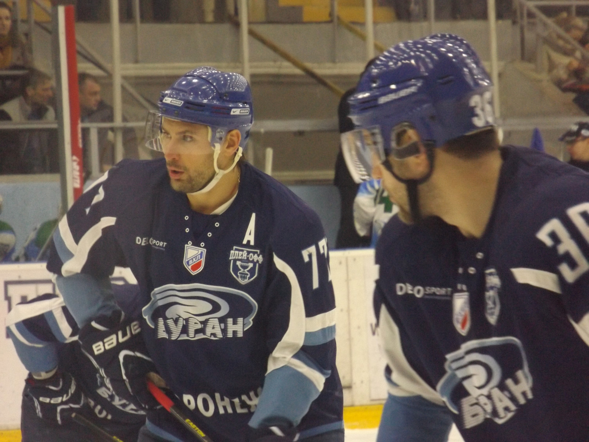 №77 Руслан Берников. В плей-офф ВХЛ он 6 шайб забросил за "Буран" (3 в Воронеже, 3 на выезде)