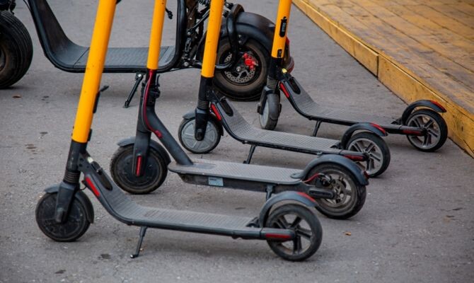 Самокатчиков могут заставить сдавать экзамены на водительские права