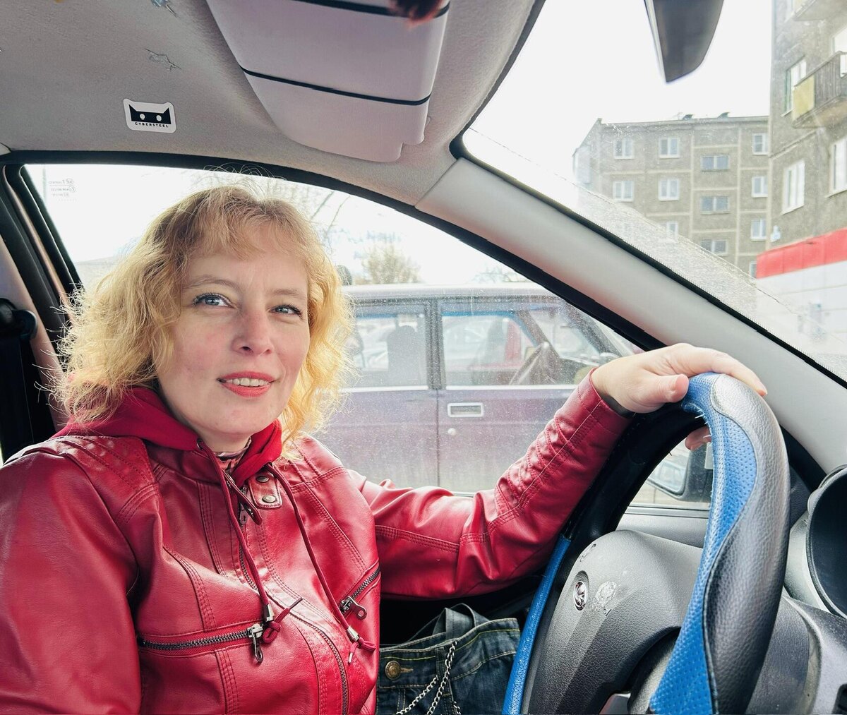 Даже пассажира на переднем сиденьи я не рассматриваю - ну зачем?