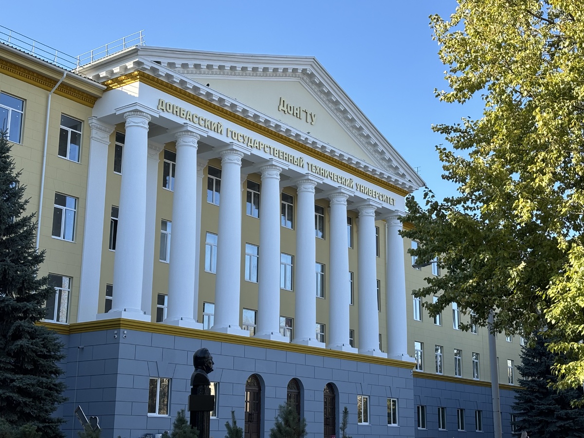 Фасад главного корпуса