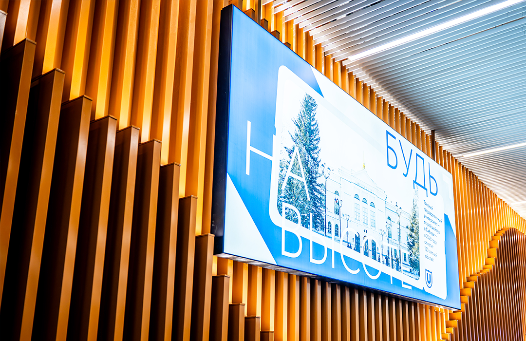 Готовая стена из композиции кубообразных реек