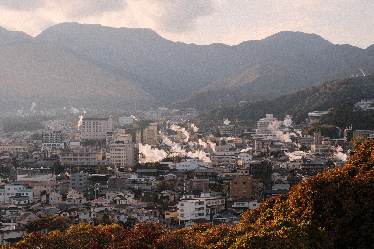 Вид на Беппу со смотровой площадки. Столбы белого дыма - это онсэны (горячие источники).