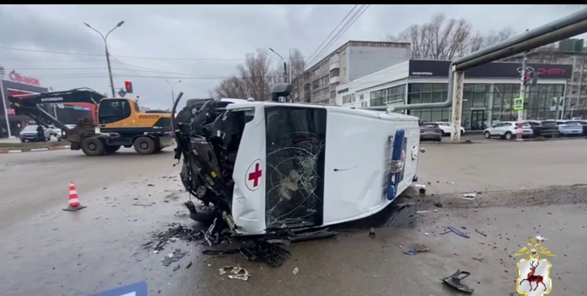    Водитель автомобиля скорой помощи с включёнными проблесковыми маячками и звуковыми сигналами выехал на перекрёсток на красный свет