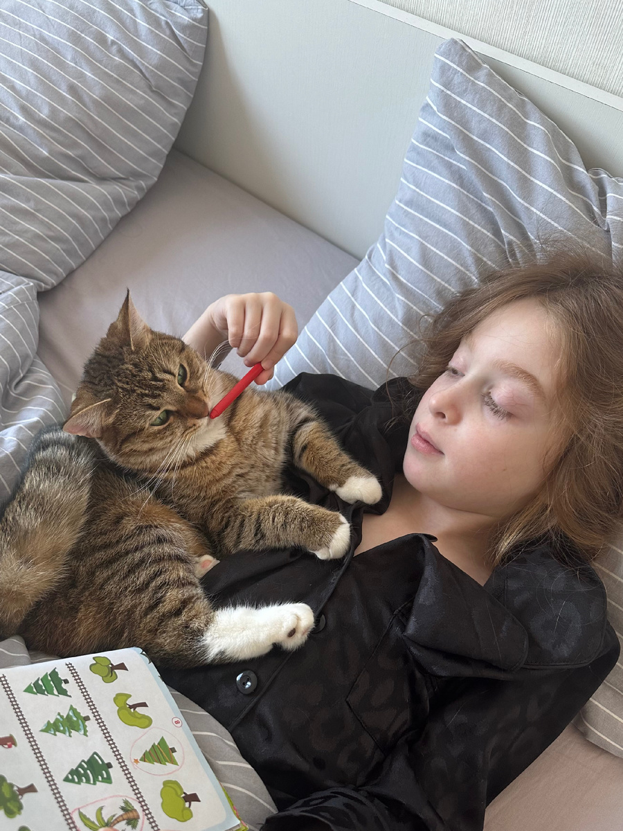 Наша Лаванда весь день лежит на дочке