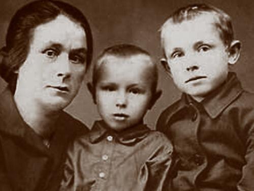 Кеша Смоктунович (справа) с братом Володей и тетей Надеждой Петровной Чернышенко, 1930 год