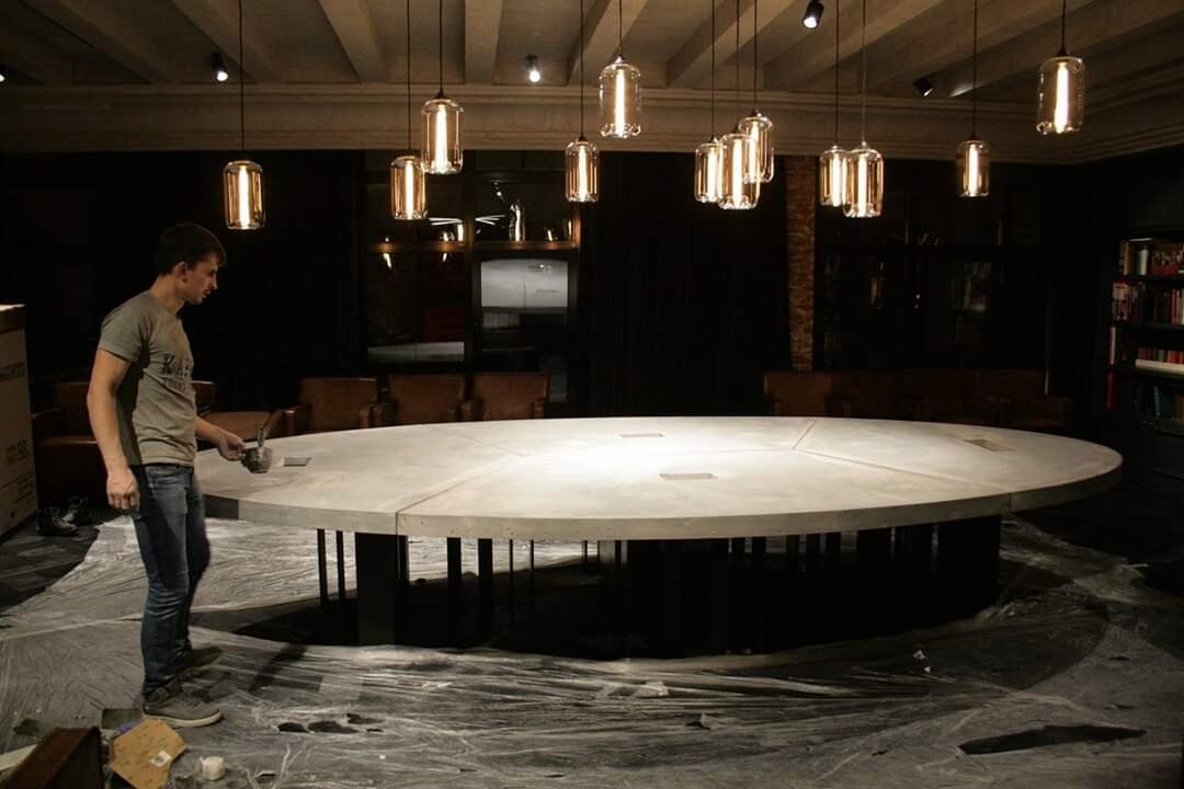 Стол из стеклофибробетона в компании "Рамблер" от МКБЕТОН