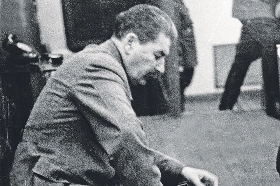 Этот снимок выпадал из привычного образа рулевого страны - уверенного и гордого, поэтому был забракован. Спас фото фотограф, буквально вытащив его из мусорного ведра. Фото из книги