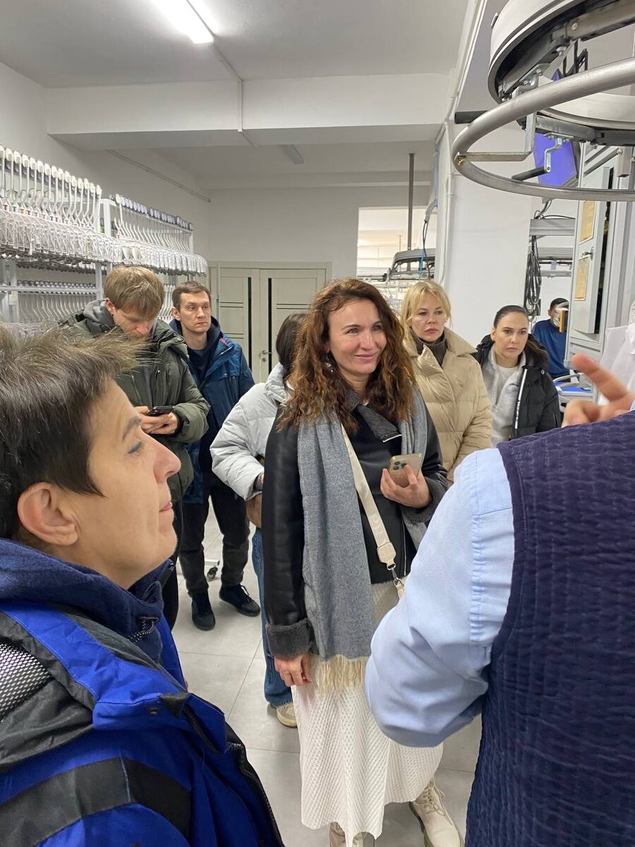 владельцы производств проводят экскурсию и с гордостью рассказывают о процессах фабрики