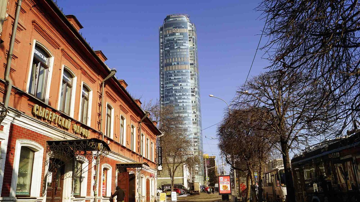 Небоскреб Высоцкий — одно из самых высоких зданий Екатеринбурга. В 2022 году на его крыше, где раньше была вертолётная площадка, открыли два бассейна