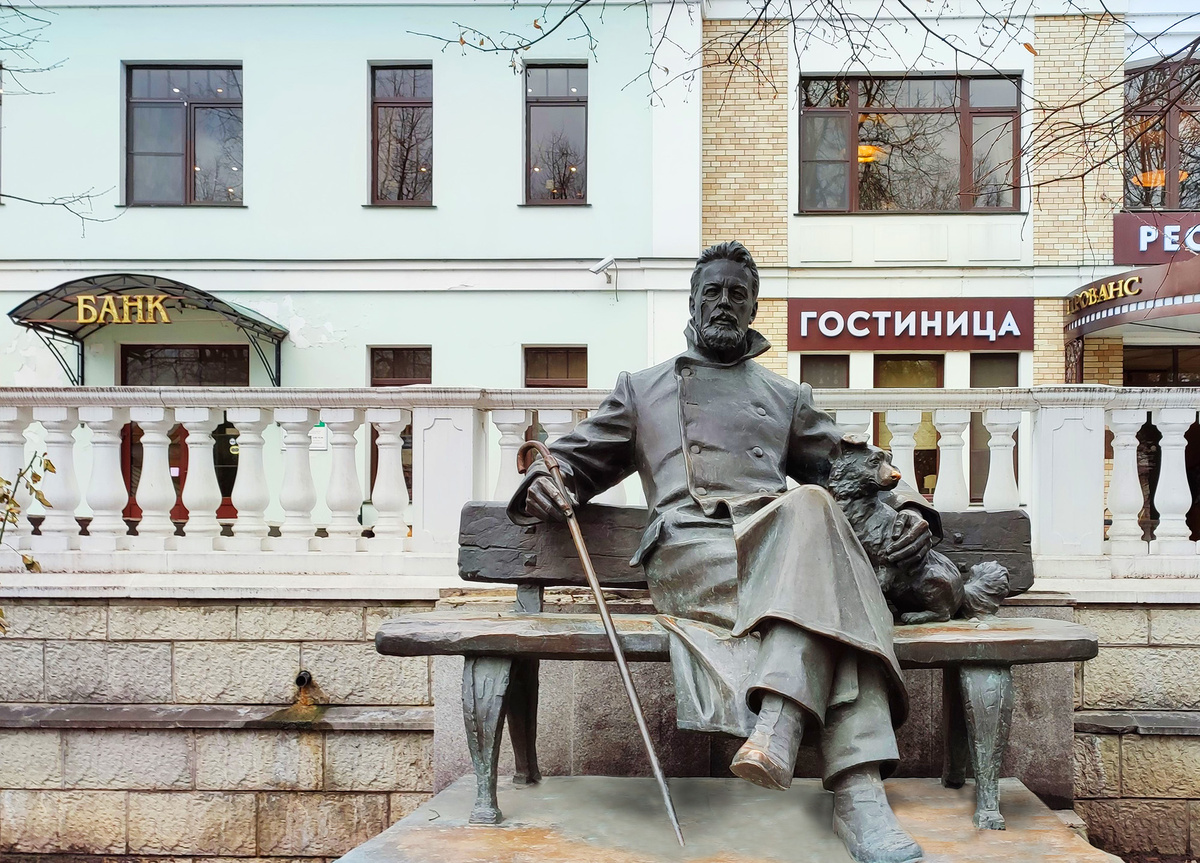 Памятник А. П. Чехову в центре Звенигорода.