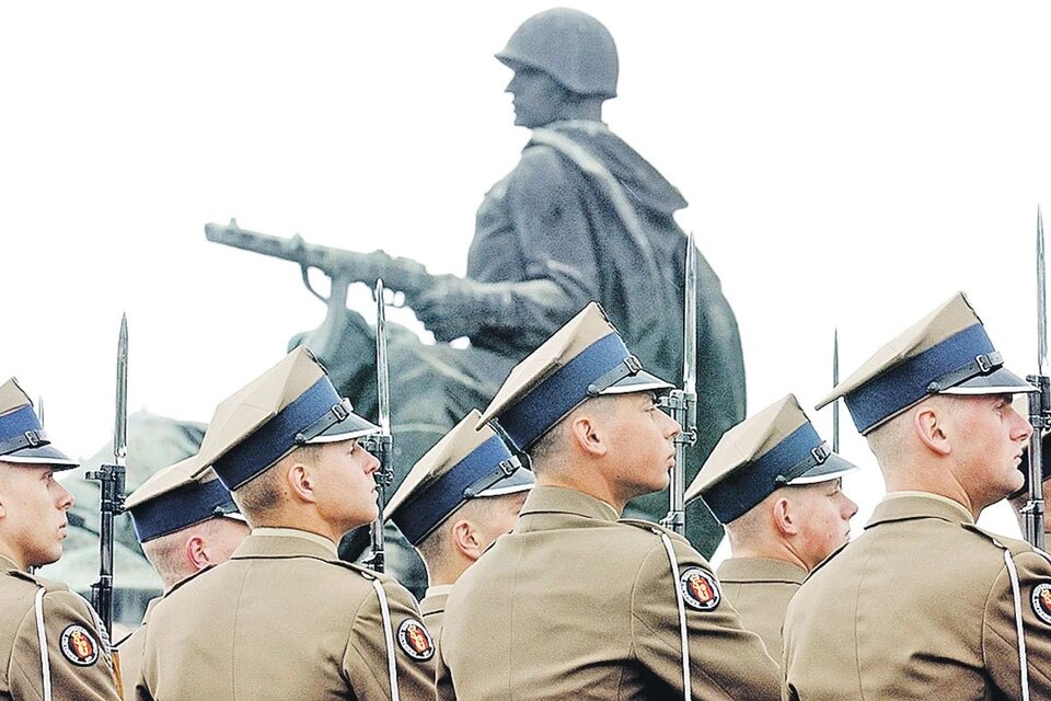 Боевое братство стран Варшавского блока было для Запада костью в горле (на фото - церемониальный караул польских солдат на кладбище советских воинов-освободителей). Фото: EAST NEWS.