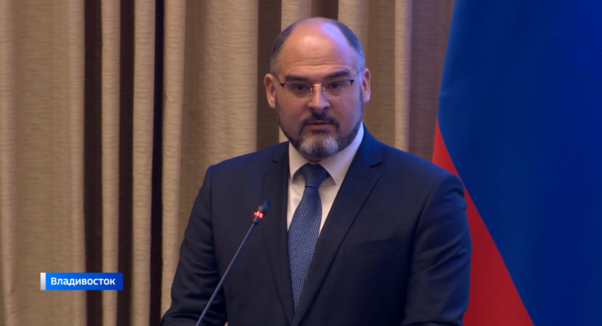 Глава Владивостока Константин Шестаков выступает перед депутатами гордумы дальнеосточной столицы