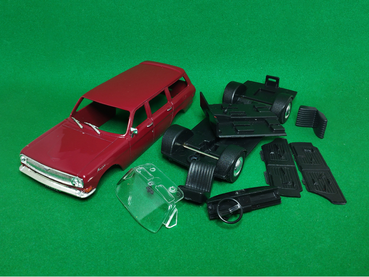 Рис. 2. Модель автомобиля ГАЗ-24-02 «Волга» из журнальной серии «Автолегенды СССР» от Deagostini в масштабе 1:43 (в разобранном виде)