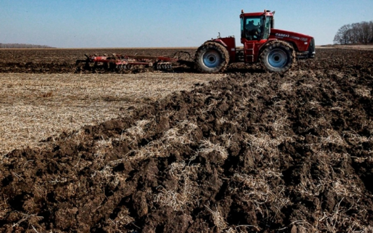    Первыми в Оренбуржье полевые работы начали аграрии Илекского района Алла Черкесатова