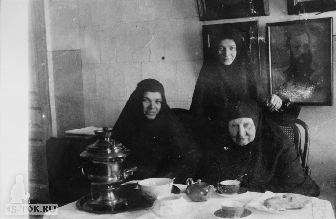 Игуменья Маргарита (справа) с сестрами