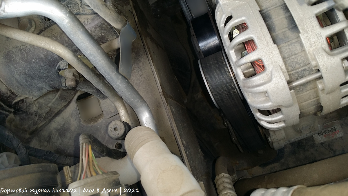 А это - вид на примерно аналогичное место под капотом Volkswagen Polo, моего бывшего автомобиля. Автор фотографии kua1102