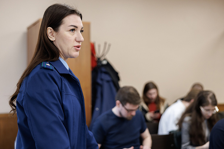    Старший помощник прокурора Вахитовского района Анна Маркарьян вышла с ходатайством о продлении данной меры пресечения для экс-начальницы загса РТ и ее бывшего зама Ахметзянова еще на полгода.   
Фото: Сергей Елагин