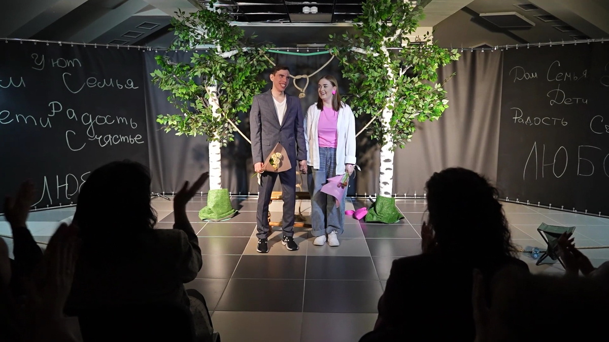    Югорчанин, потерявший зрение после ранения на СВО, сыграл в инклюзивном спектакле