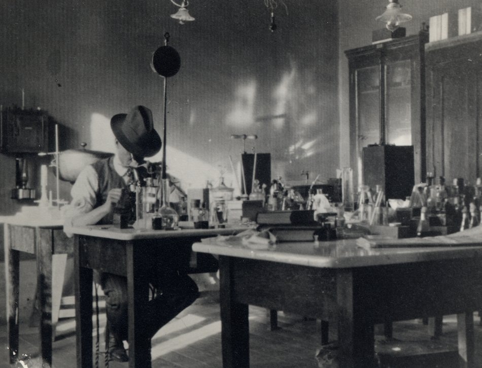 Говард Риккетс в мексиканской лаборатории / © UChicago Library