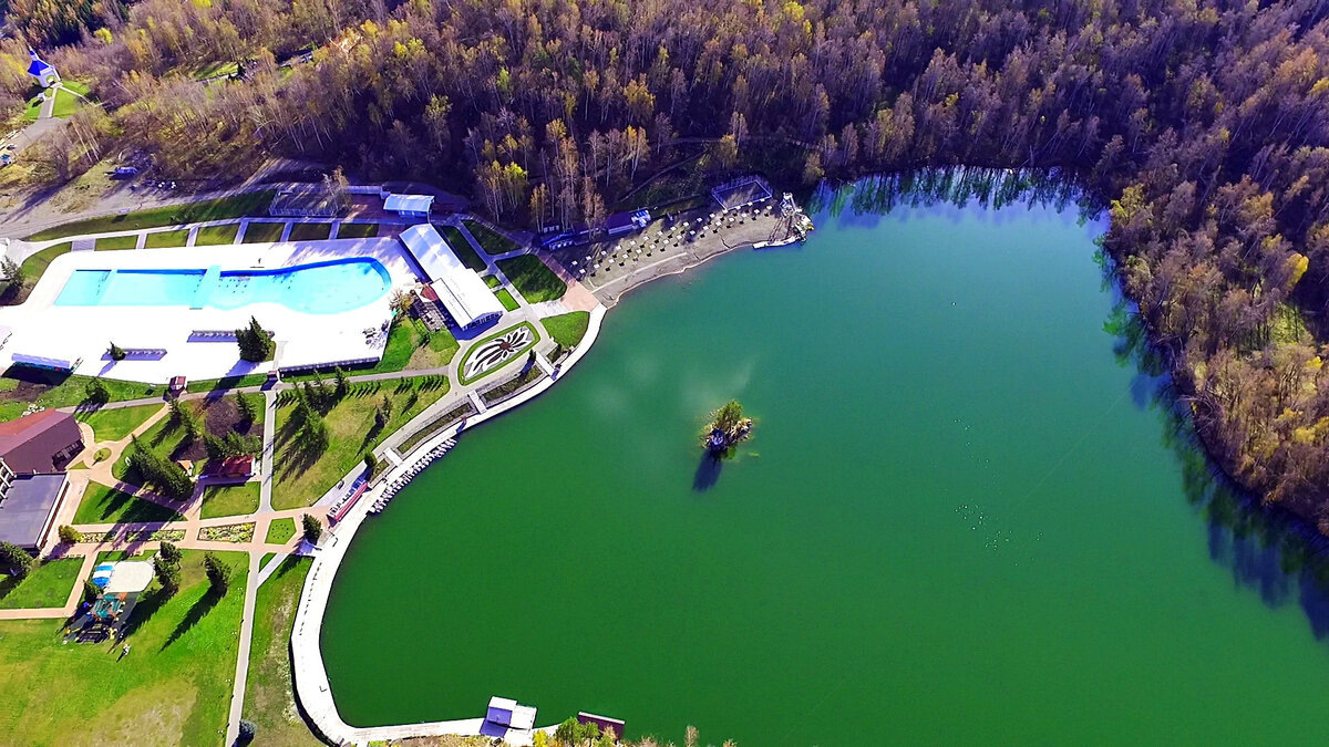 В сердце Горного Алтая, окружённое живописными хребтами и сосновыми лесами, спряталось озеро Ая — одно из самых тёплых и загадочных водоёмов региона. Его бирюзовая гладь, отражающая небо и горы, притягивает путешественников, искателей уединения и любителей мистических легенд. Это место, где природа создала идеальный уголок для отдыха души и тела.