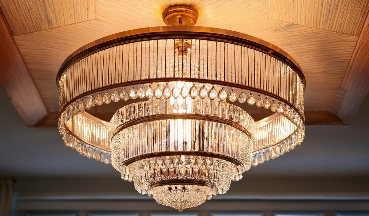 От пыли на люстре не останется и следа: запомните 3 хитрости мытья от профессиональных клинеров / Фото: Pogovorim.by