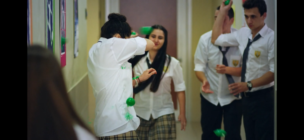 Стоп кадр из сериала «В ожидании солнца»