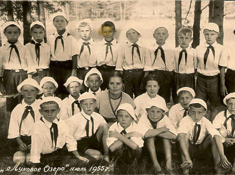 Группа пионеров лагеря «Луковое озеро», 1955-й год. Фото из личного архива Тимофея Шарамова. Изображение взято с сайта https://static.mk.ru/upload/entities/2016/07/07/articlesImages/image/db/ad/50/70/2069864_5455258.jpg 