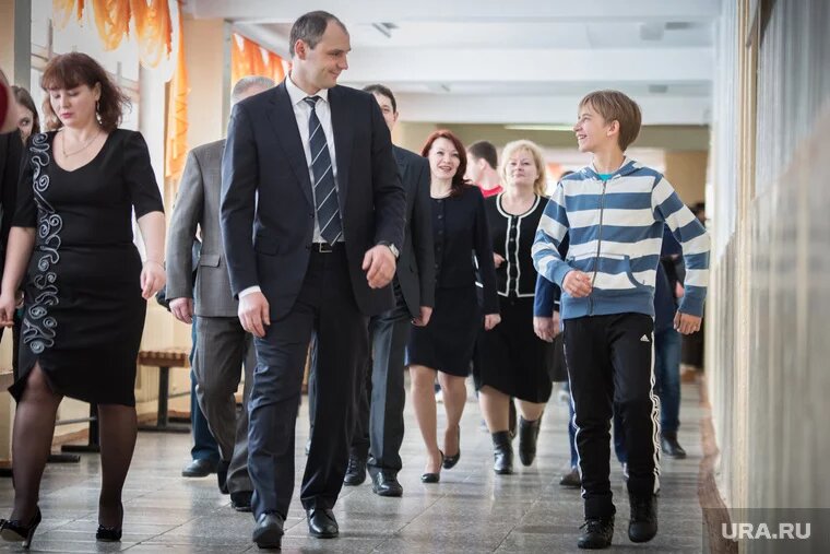 Денис Паслер, будучи председателем свердловского правительства, нередко бывал в Североуральске, в том числе и в родной школе. Фото: Владимир Жабриков © URA.RU